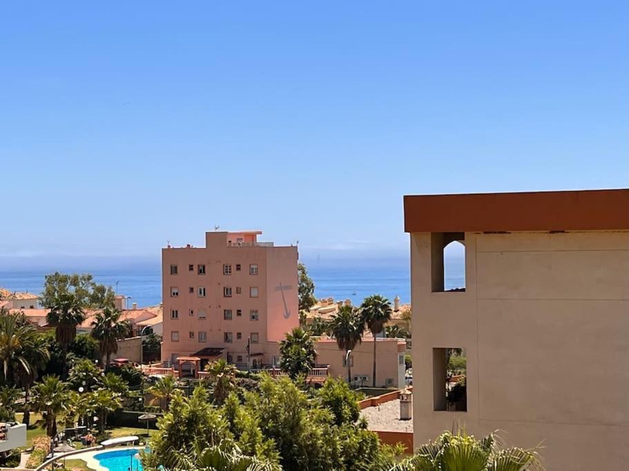 Bazén v ubytování Benalmádena Costa Málaga Apartamento muy Acogedor con Vistas al Mar Terraza Gigante para Verano e Invierno Parking nebo v jeho okolí
