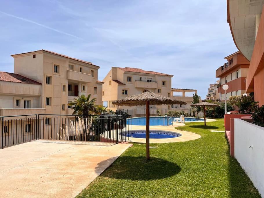 Bazén v ubytování Benalmádena Costa Málaga Apartamento muy Acogedor con Vistas al Mar Terraza Gigante para Verano e Invierno Parking nebo v jeho okolí