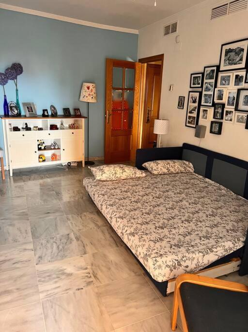 Posezení v ubytování Benalmádena Costa Málaga Apartamento muy Acogedor con Vistas al Mar Terraza Gigante para Verano e Invierno Parking