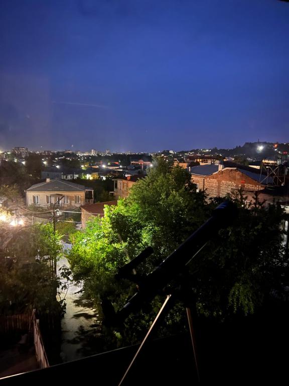 Nespecifikovaný výhled na destinaci Kutaisi nebo výhled na město při pohledu z penzionu