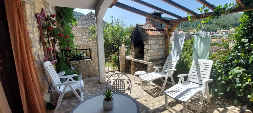 Patio nebo venkovní prostory v ubytování Taverna -Sunce- with jacuzzi