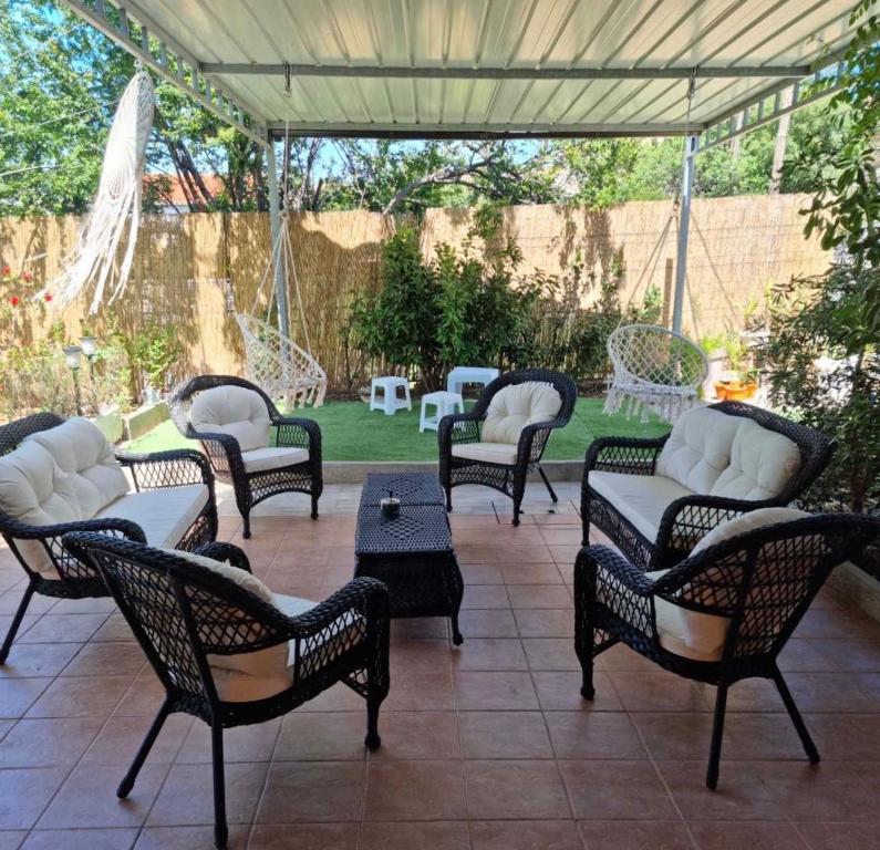 耶爾薩的住宿－Villa Rosa，庭院里摆放着几把椅子和桌子