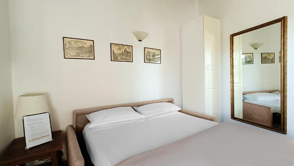 מיטה או מיטות בחדר ב-La Torretta del Lago