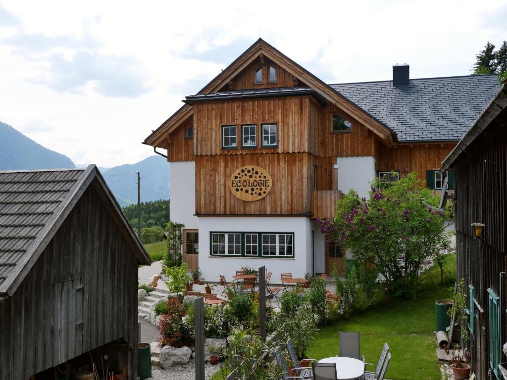 een groot houten huis met twee gebouwen bij Ecologie Grundlsee in Grundlsee