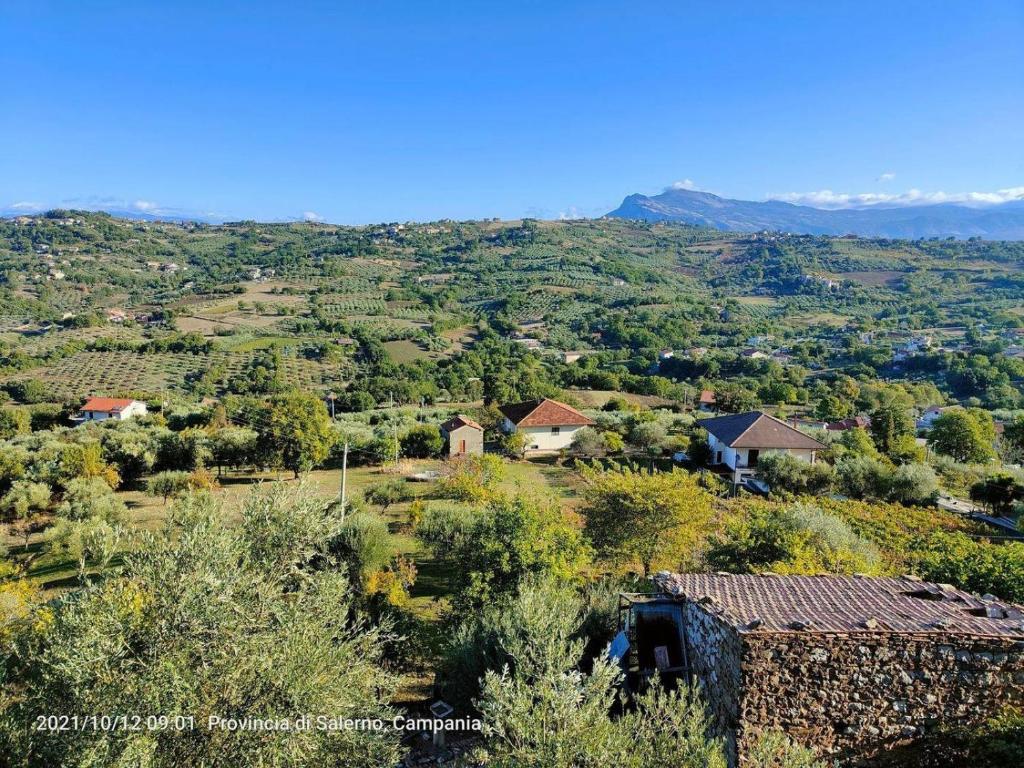 - Vistas a una pequeña localidad de las colinas en Casa Nonna Sofia, en Roccadaspide