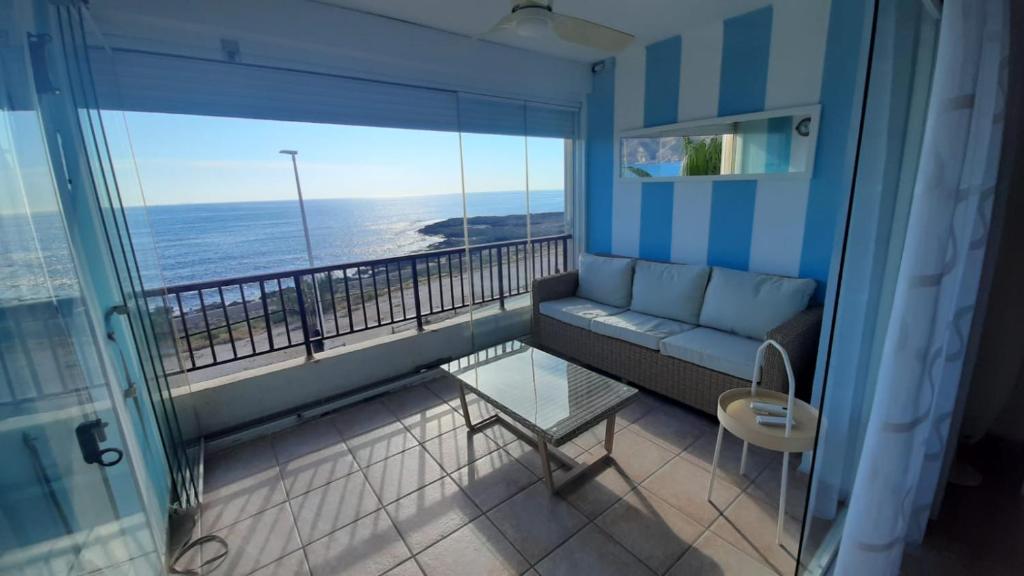 balcón con sofá y vistas al océano en Inmejorables vistas al mar Javea en Jávea