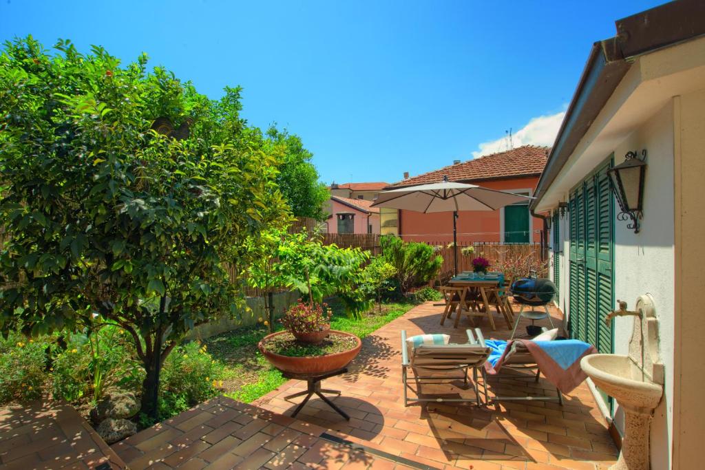 Κήπος έξω από το casa con giardino, garage, wi-fi, 2 bagni e AC in una camera da letto