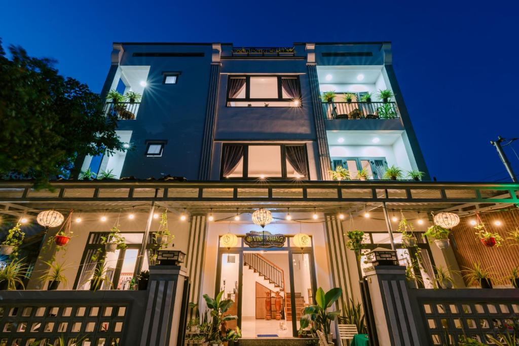 un edificio azul con luces delante en Vinh Khang Homestay en Hoi An