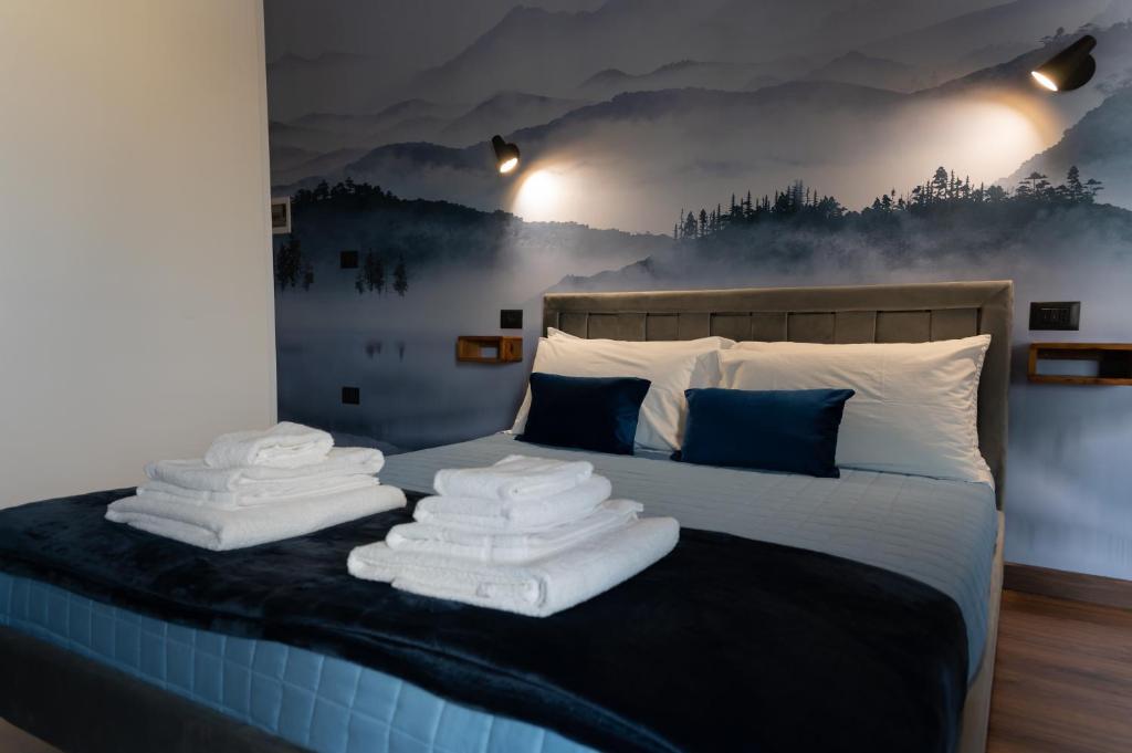 - une chambre avec un lit et des serviettes dans l'établissement B&Business - Fibra ultraveloce, angolo fitness e smartworking, parcheggio coperto, à Cosenza