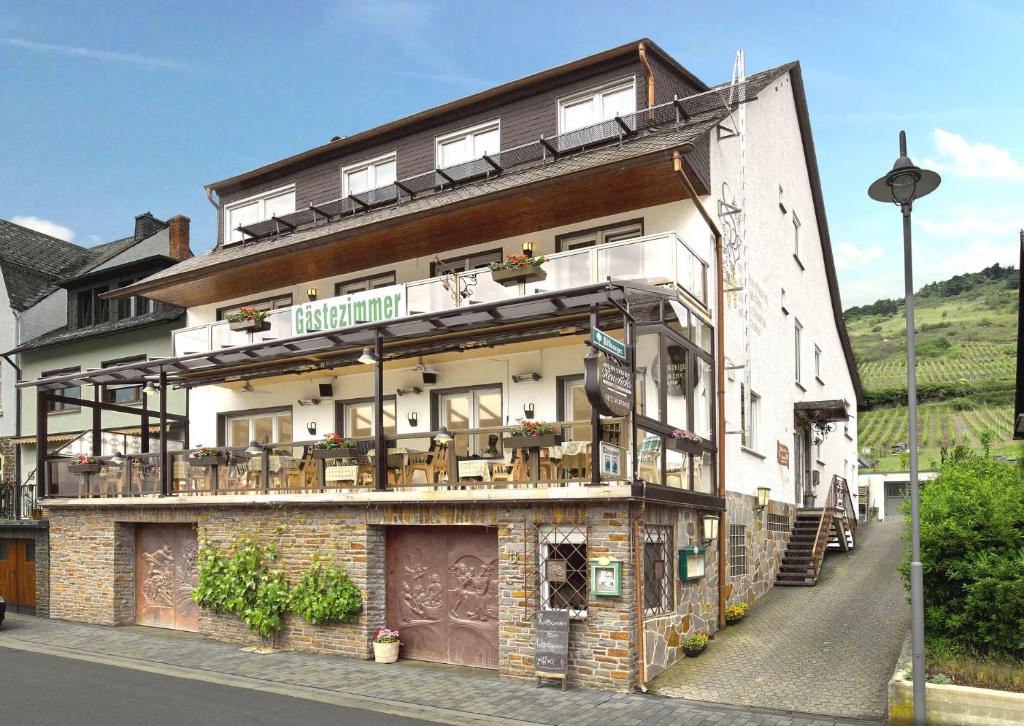 PommernにあるWeinhaus Henerichsのバルコニー付きの建物