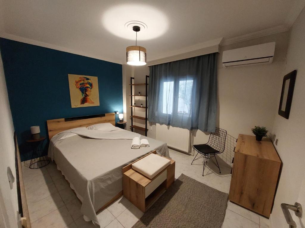 1 dormitorio con cama y pared azul en Central Garden Escape in Thessaloniki, en Tesalónica