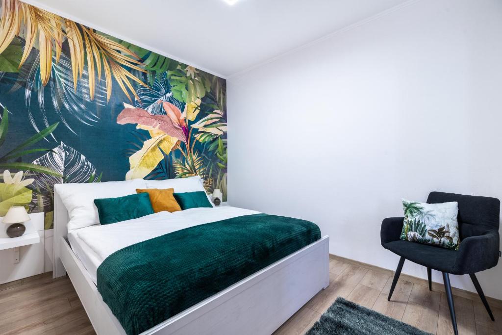 ブダペストにあるSimply the BEST locationのベッドルーム(緑のベッド1台、椅子付)
