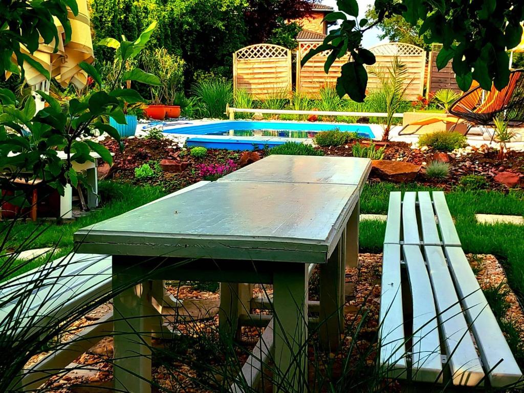 Ogród w obiekcie PoolGarden Nyaraló Siófok