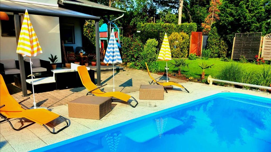 Basen w obiekcie PoolGarden Nyaraló Siófok lub w pobliżu