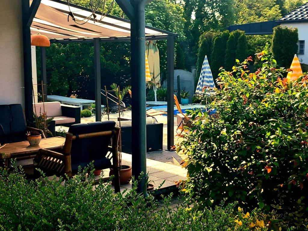 Ogród w obiekcie PoolGarden Nyaraló Siófok