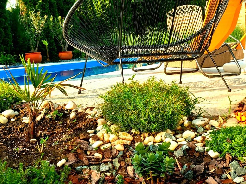 Ogród w obiekcie PoolGarden Nyaraló Siófok