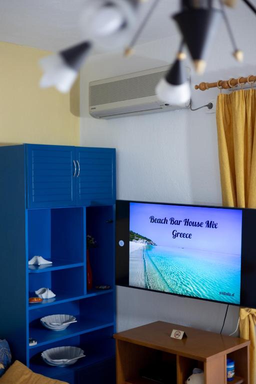 TV a/nebo společenská místnost v ubytování Isidora Summer House