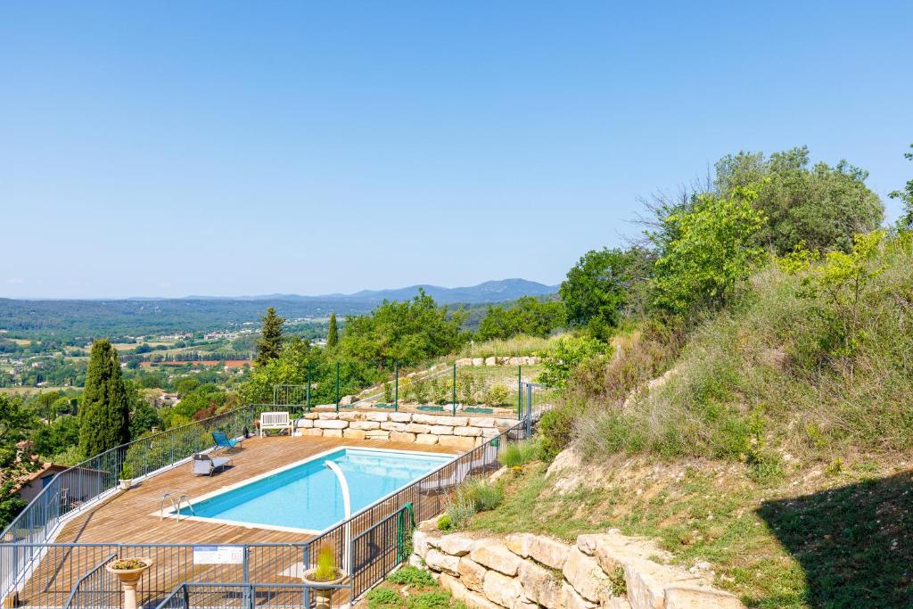 een huis met een zwembad op een heuvel bij Clara YourHostHelper in Montauroux
