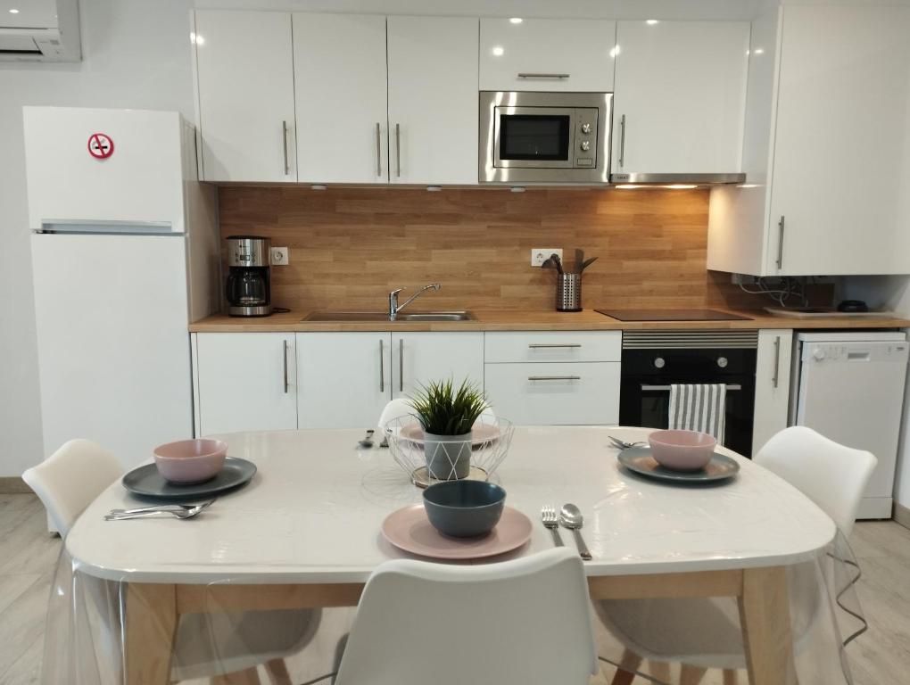 Kuchyňa alebo kuchynka v ubytovaní Apartamento Rodhes playa 2-A5