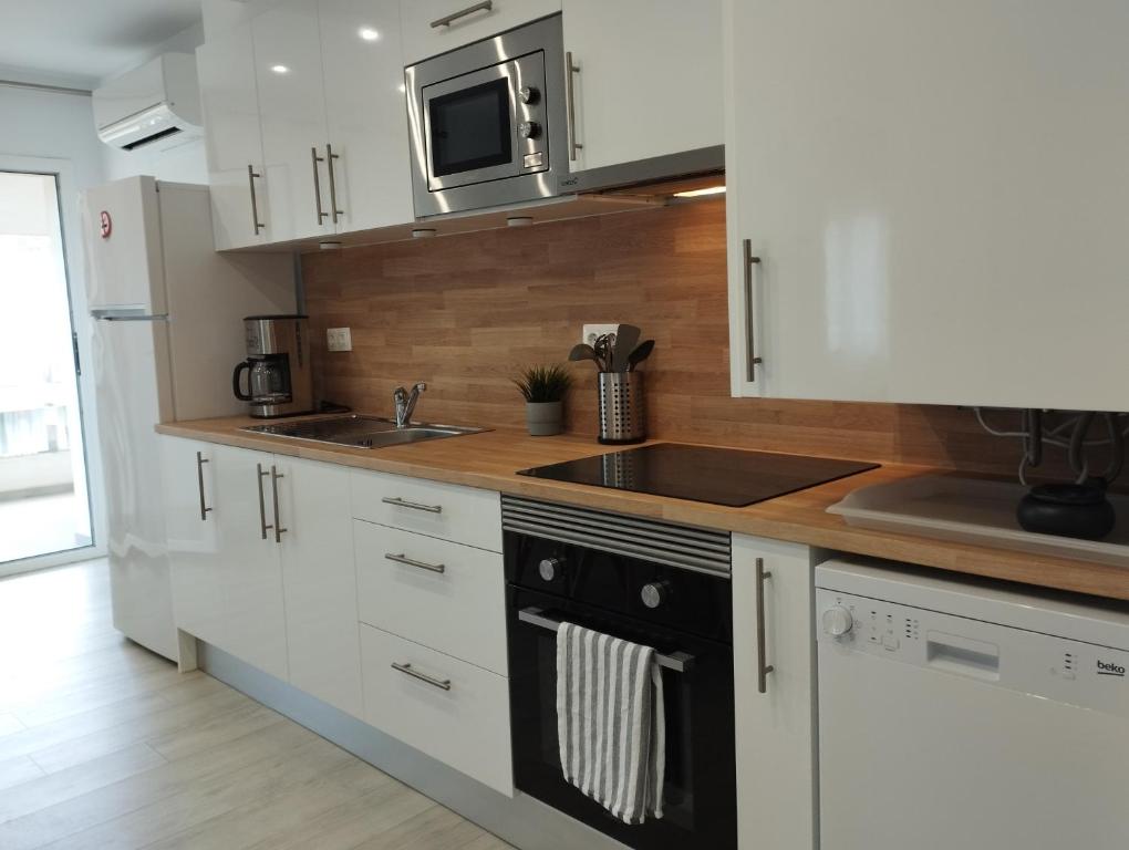 Kuchyňa alebo kuchynka v ubytovaní Apartamento Rodhes playa 2-A5