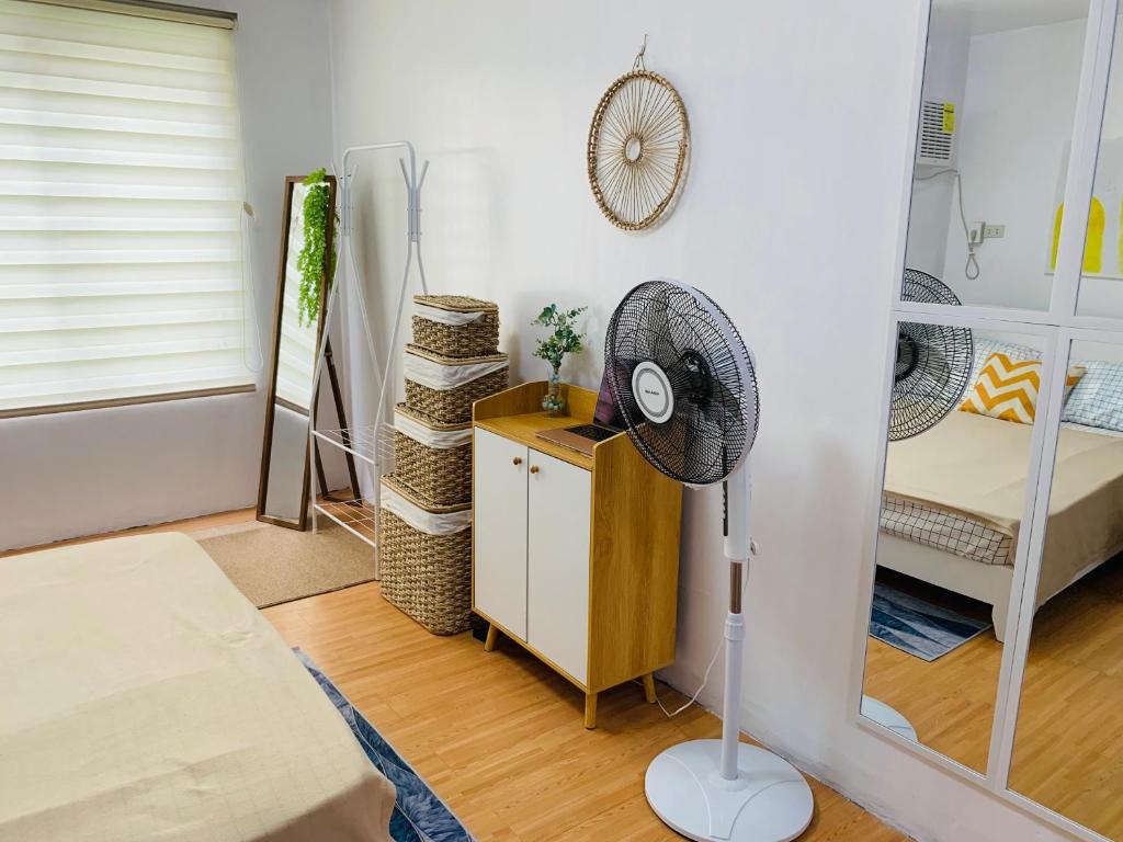 Postel nebo postele na pokoji v ubytování Minimalist Themed Condo Unit Marilao Bulacan