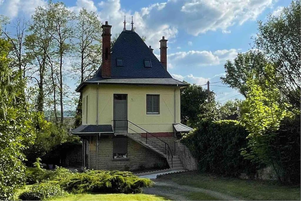 une petite maison avec une cheminée en haut dans l'établissement Maison indépendante La Quietas sur les hauteurs de SEDAN, à Sedan