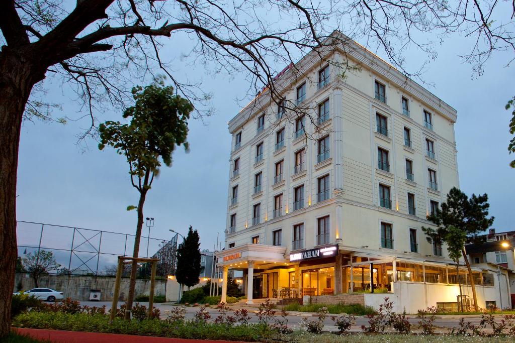 イスタンブールにあるVilla Vanilla Hotel & SPA Istanbul Asiaの照明付きの白い大きな建物