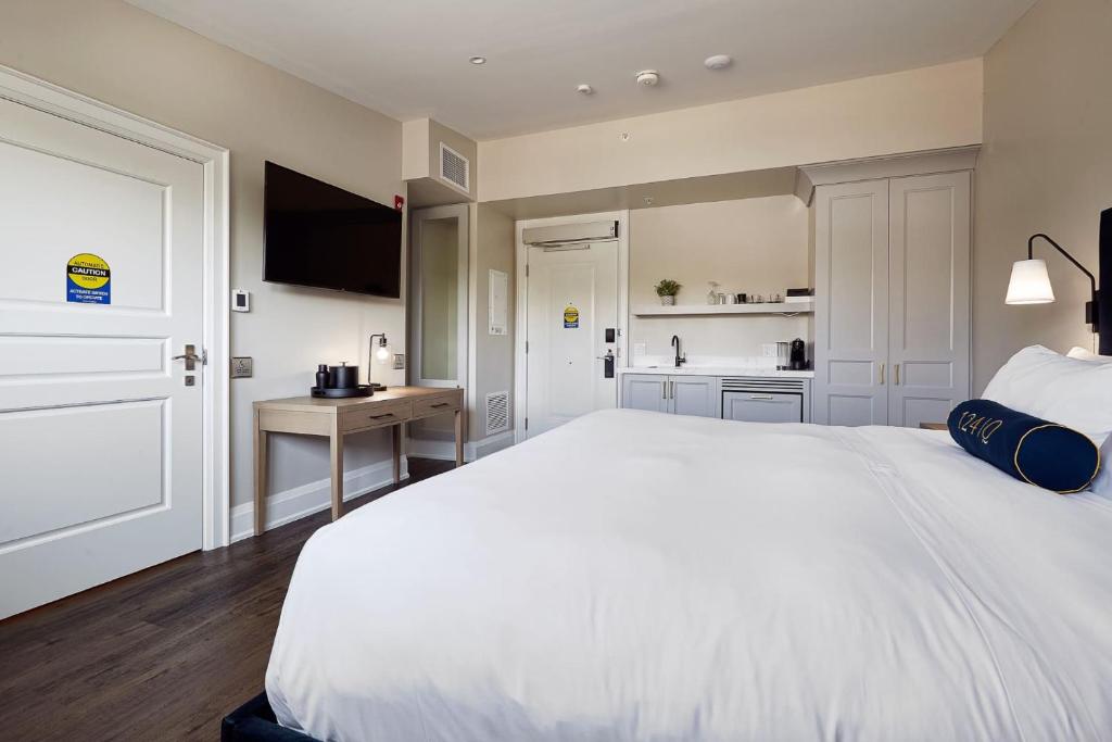 124 on Queen Hotel & Spa - King Room With Roll-In Shower - Disability Access