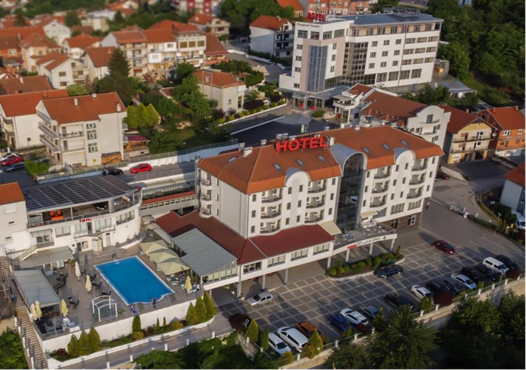 eine Aussicht auf ein Hotel in einer Stadt in der Unterkunft Hotel Tami Residence in Niš