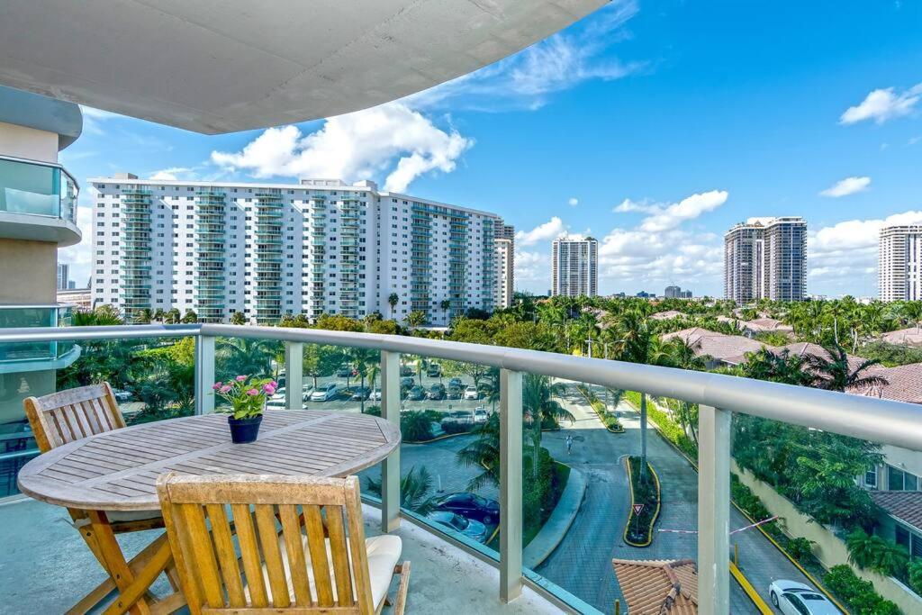 uma varanda com mesa e cadeiras e vista para a cidade em SPECIAL Beautiful Modern Beach Condo em Miami Beach