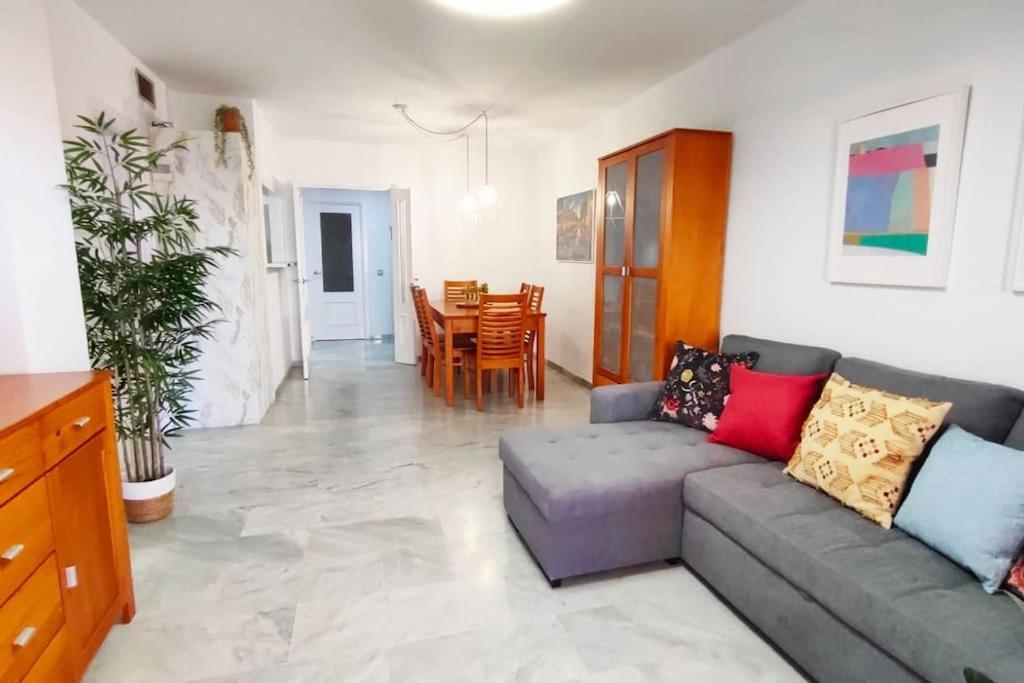 Apartamento en primera línea de playa, frente al puerto de ...