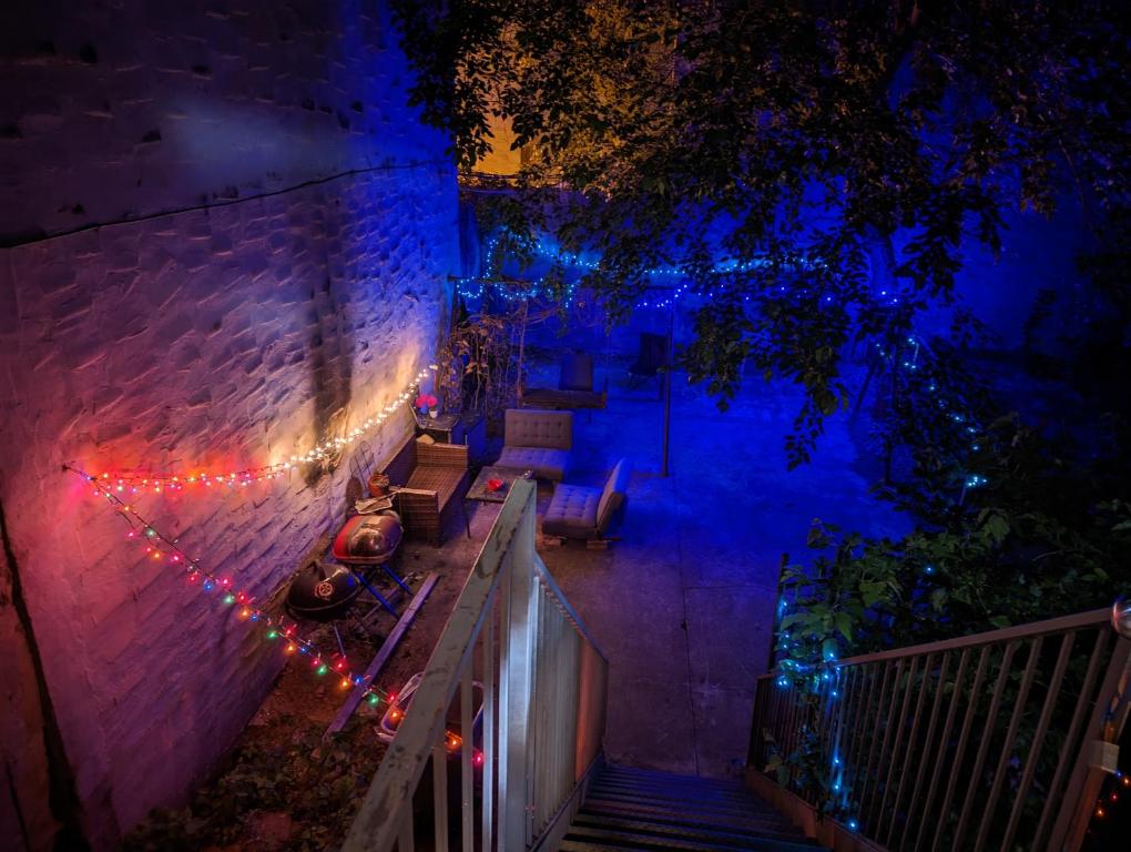 una pared de ladrillo con luces de Navidad en ella en Williamsburg Private Room with Garden en Brooklyn