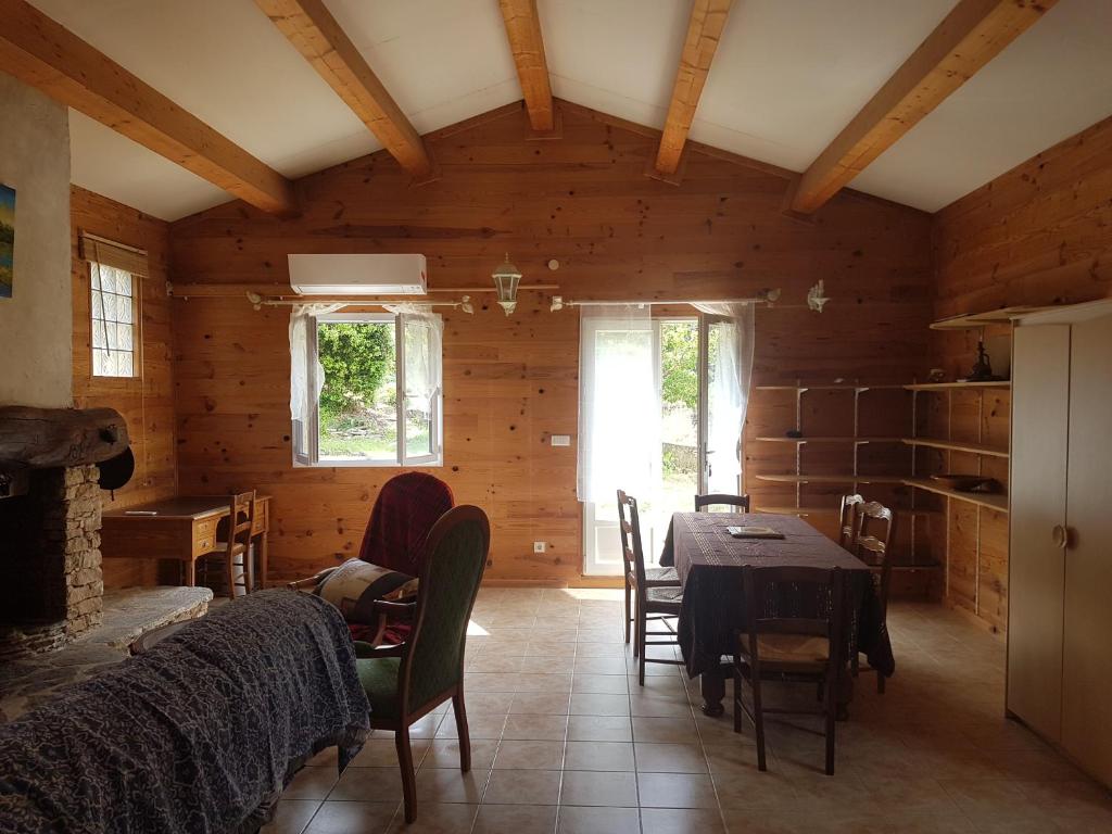 une salle à manger avec une table et des chaises dans une cabine dans l'établissement Villa authentique à Patrimonio, à Patrimonio