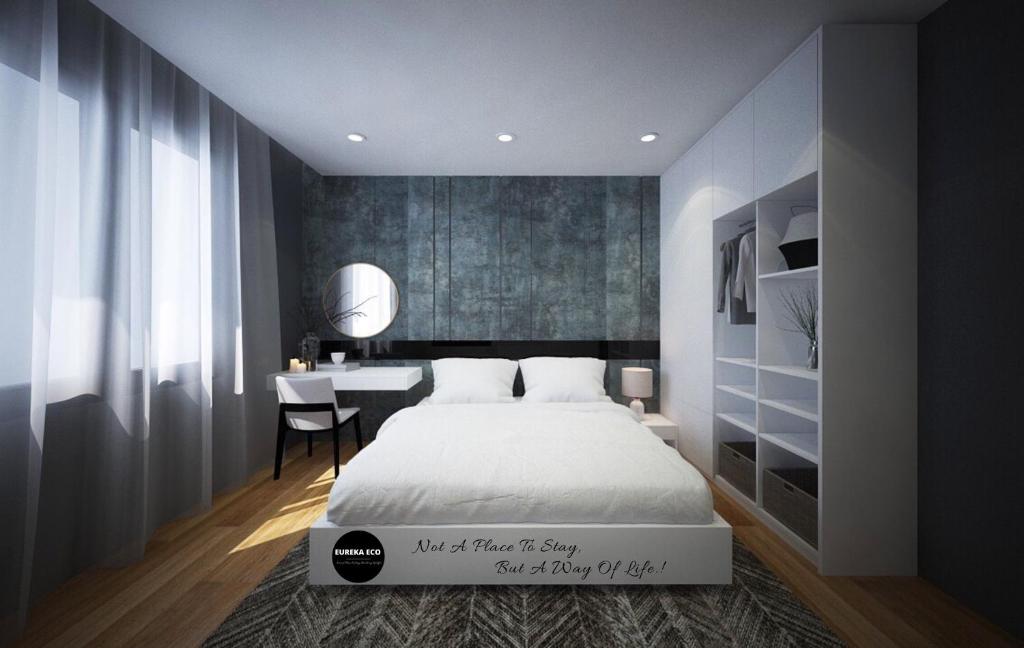 Un dormitorio con una cama y un escritorio. en Eureka Eco, en Hue