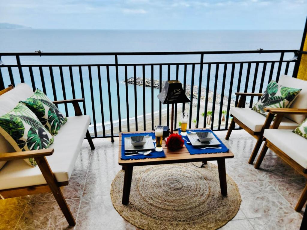 アルムニェーカルにあるEl Balcón del Marの海の景色を望むバルコニー(テーブル付)