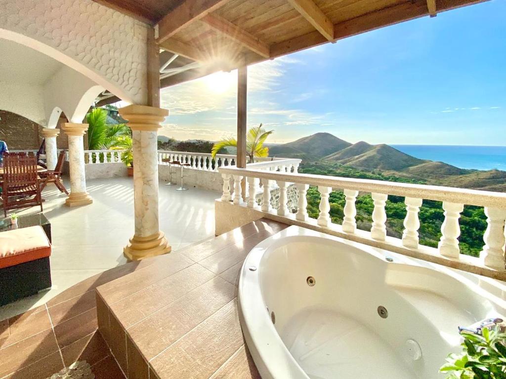 eine Badewanne auf dem Balkon mit Meerblick in der Unterkunft Inviting 2-Bed Apartment in Cofresi in Las Flores