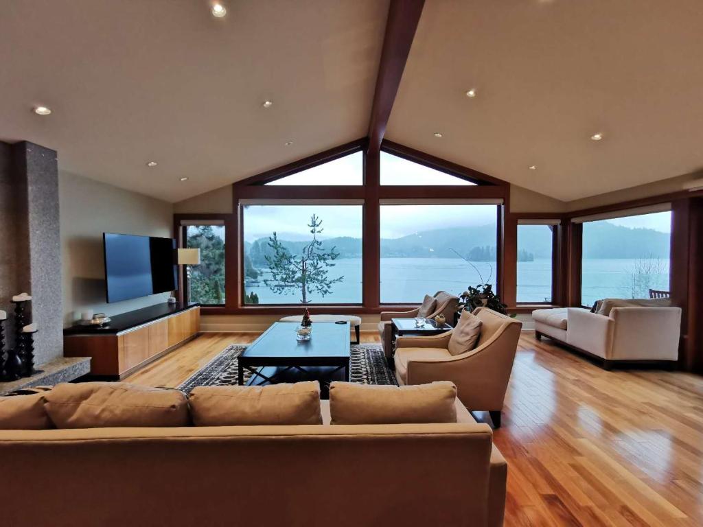 Zona d'estar a Deep Cove Stunning Waterfront Whole House