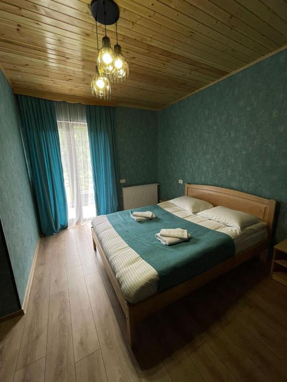 Postel nebo postele na pokoji v ubytování Margiansha House მარგიანშა სახლი