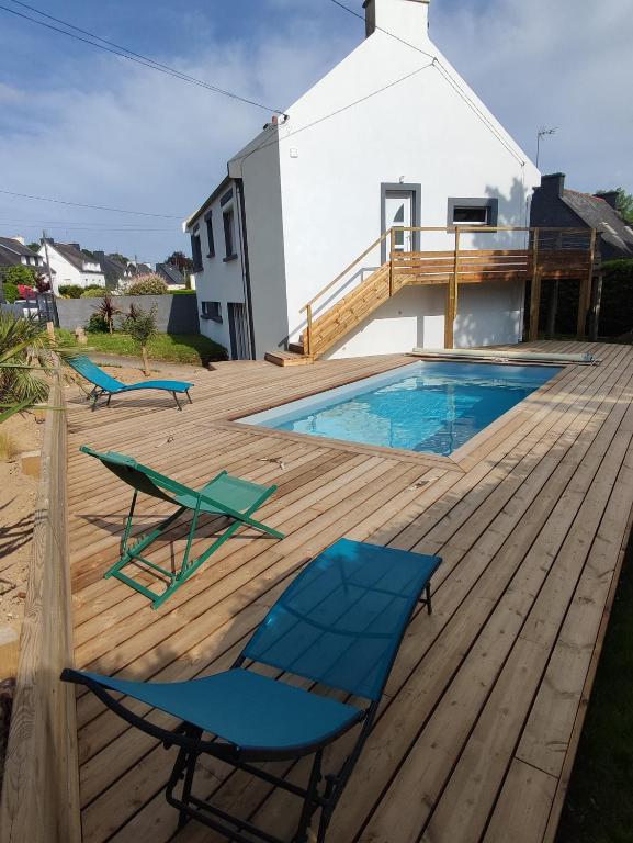 une terrasse avec deux chaises et une piscine dans l'établissement Ty Breizh jet, à Ergué-Gabéric