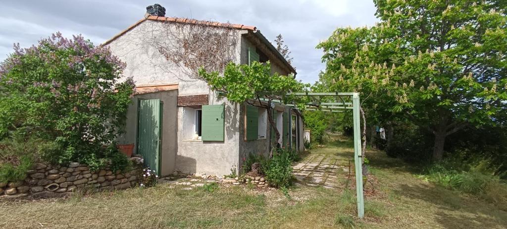 une vieille maison avec un portail devant elle dans l'établissement Cabanon L'Olivier, à Valensole
