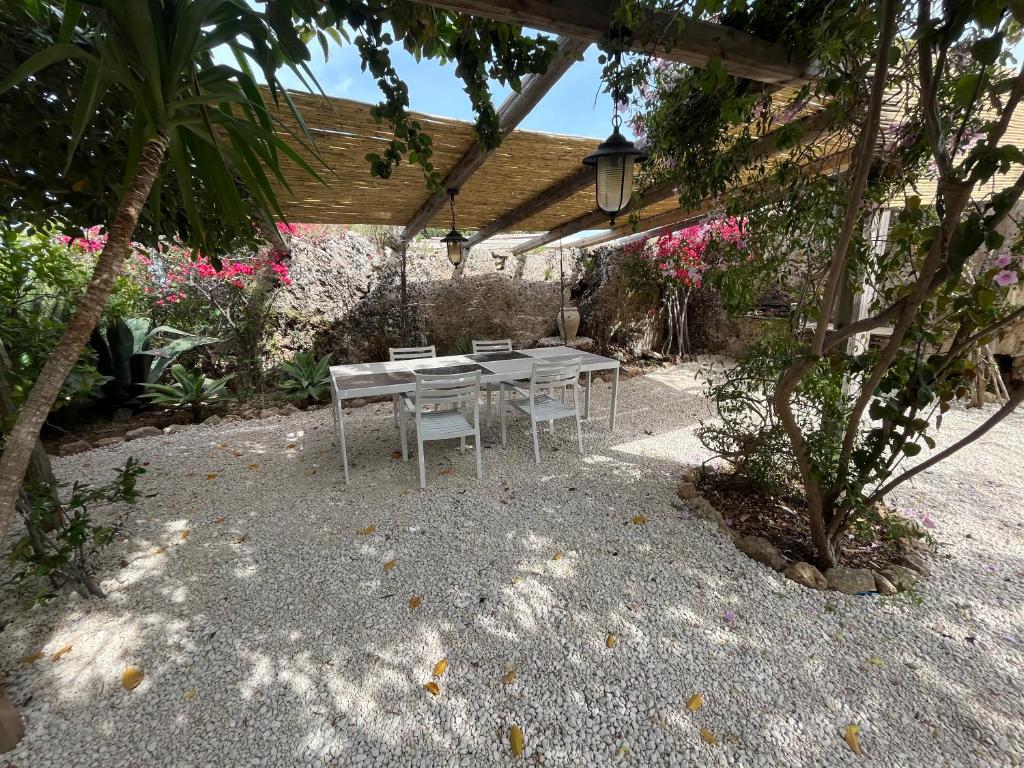 Vonkajšia záhrada v ubytovaní Villa La Cava del Val di Noto con piscina privata