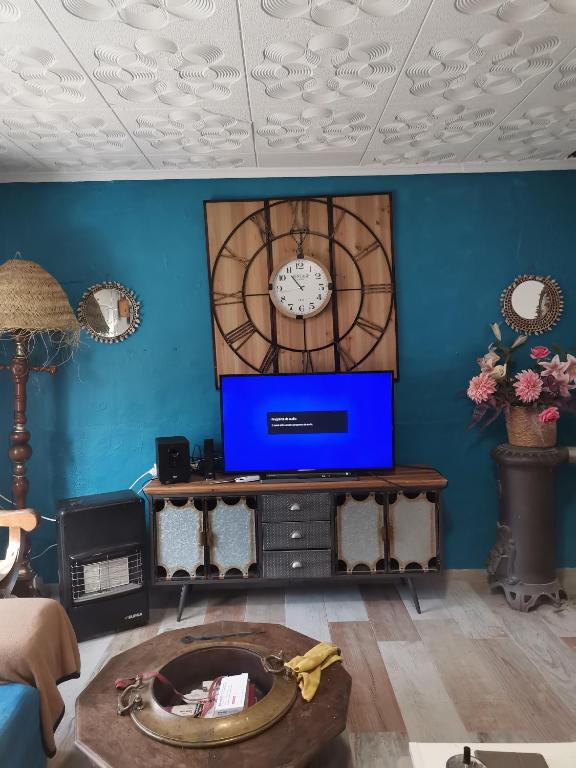 a living room with a clock on the wall at veronica in Llaurí