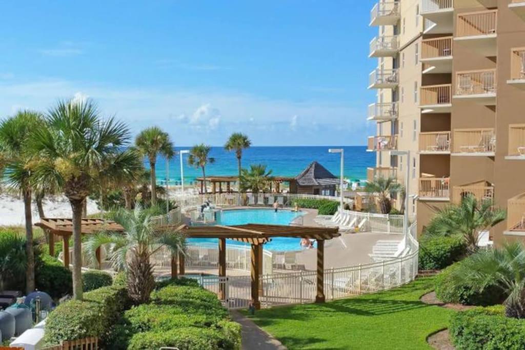 Bazén v ubytování Pelican Beach Resort-Walkout Unit-On the Beach nebo v jeho okolí