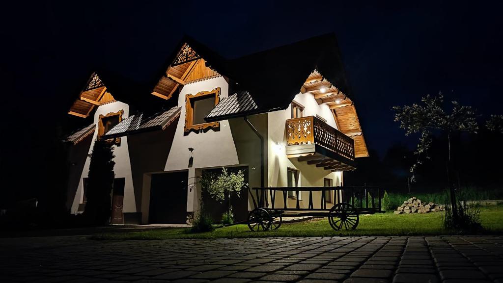 budynek z ławką przed nim w nocy w obiekcie Domek u Koncola w mieście Szczawnica