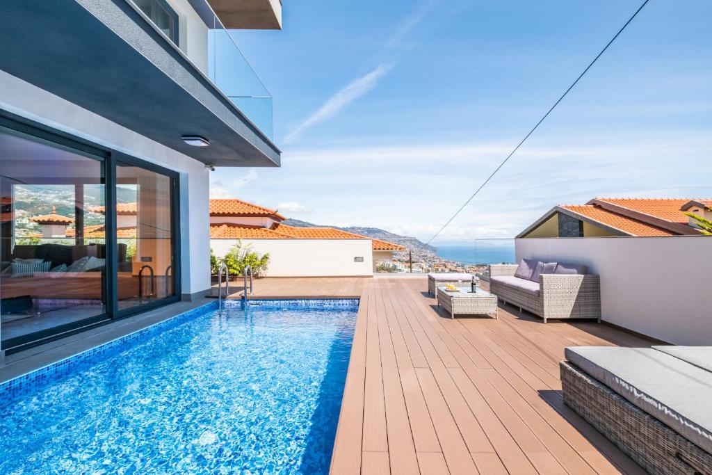einen Pool im Hinterhof eines Hauses in der Unterkunft Belle Maison I by Madeira Sun Travel in Funchal