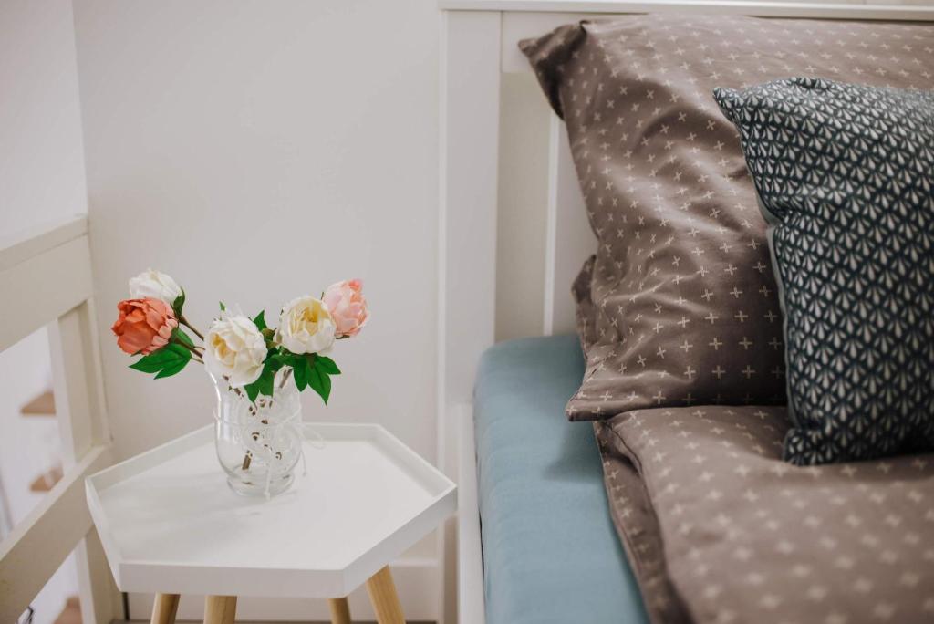 A seating area at Comfy Apartment with AC at New York Café