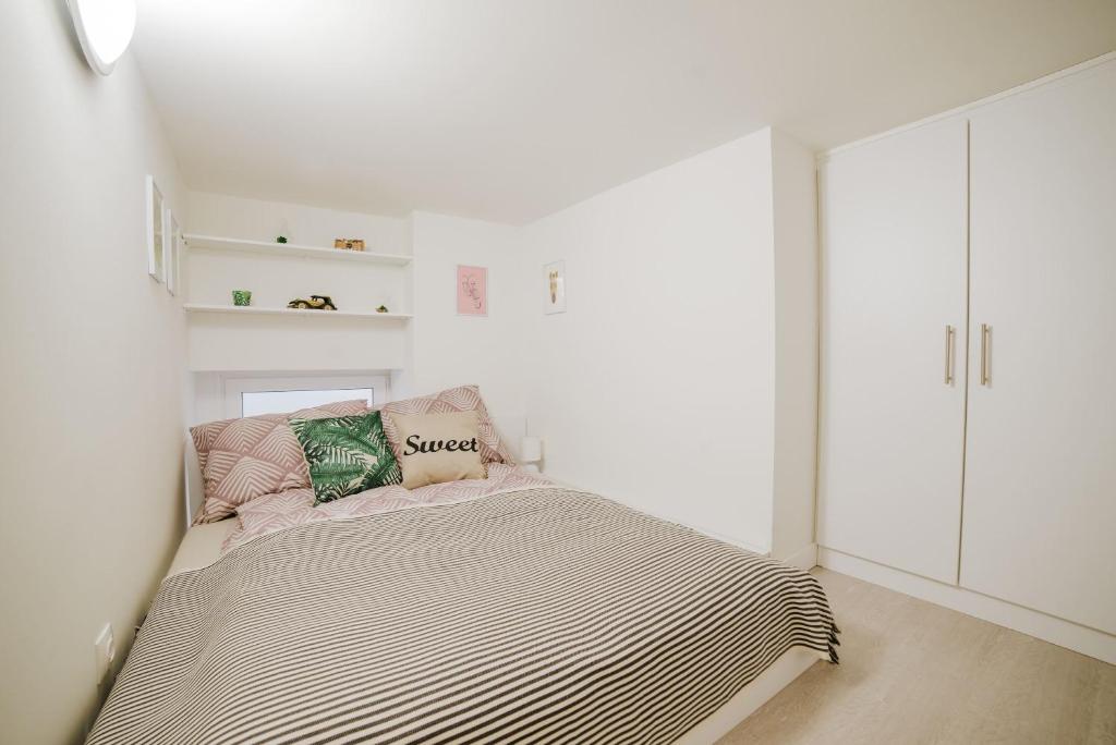 A bed or beds in a room at Comfy Apartment with AC at New York Café