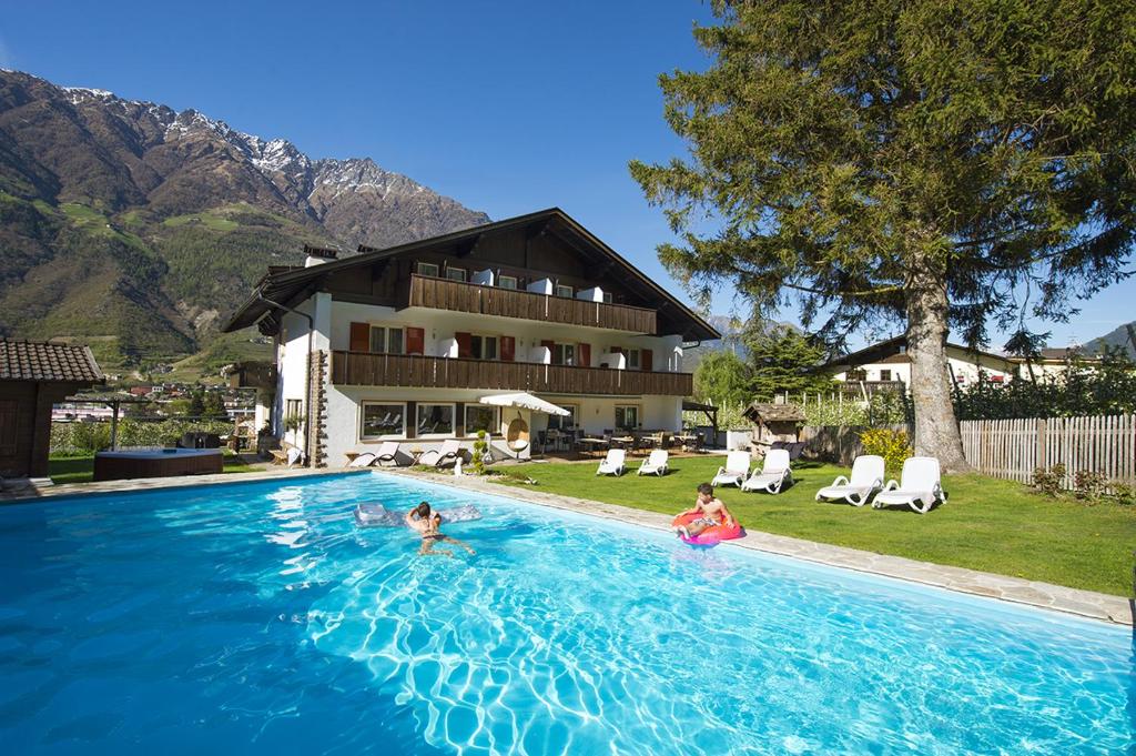 dos personas en la piscina de un hotel en Pension Lärchenhof, en Naturno