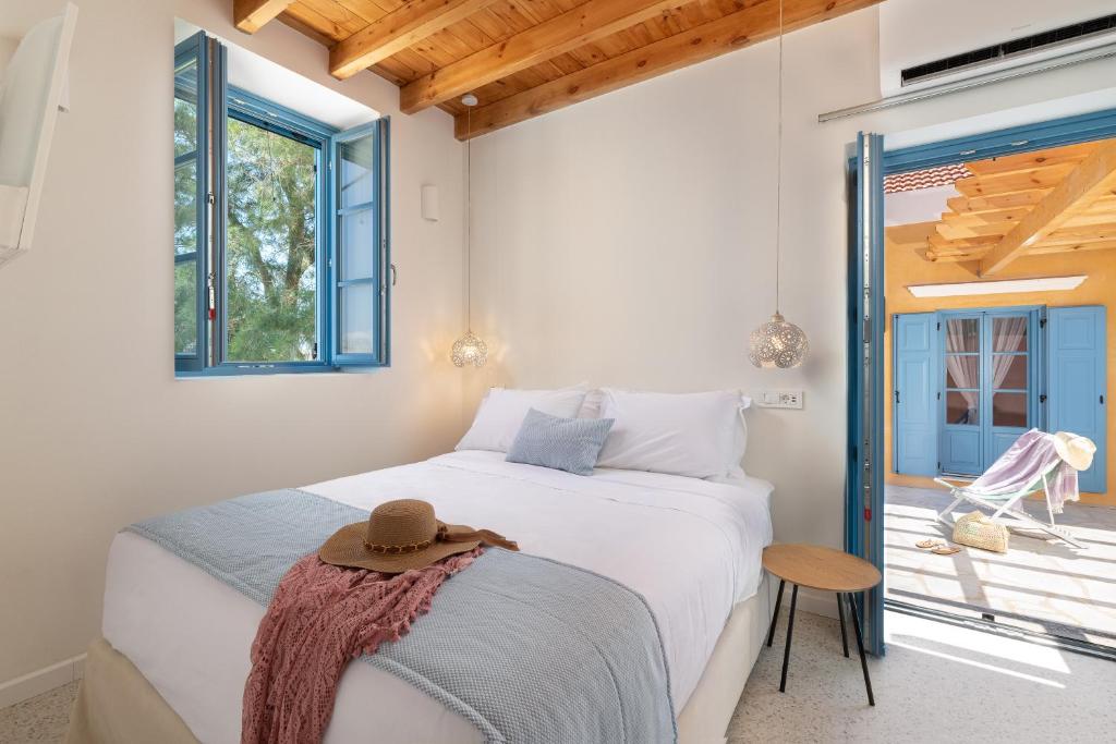 A bed or beds in a room at Cedrus Blue