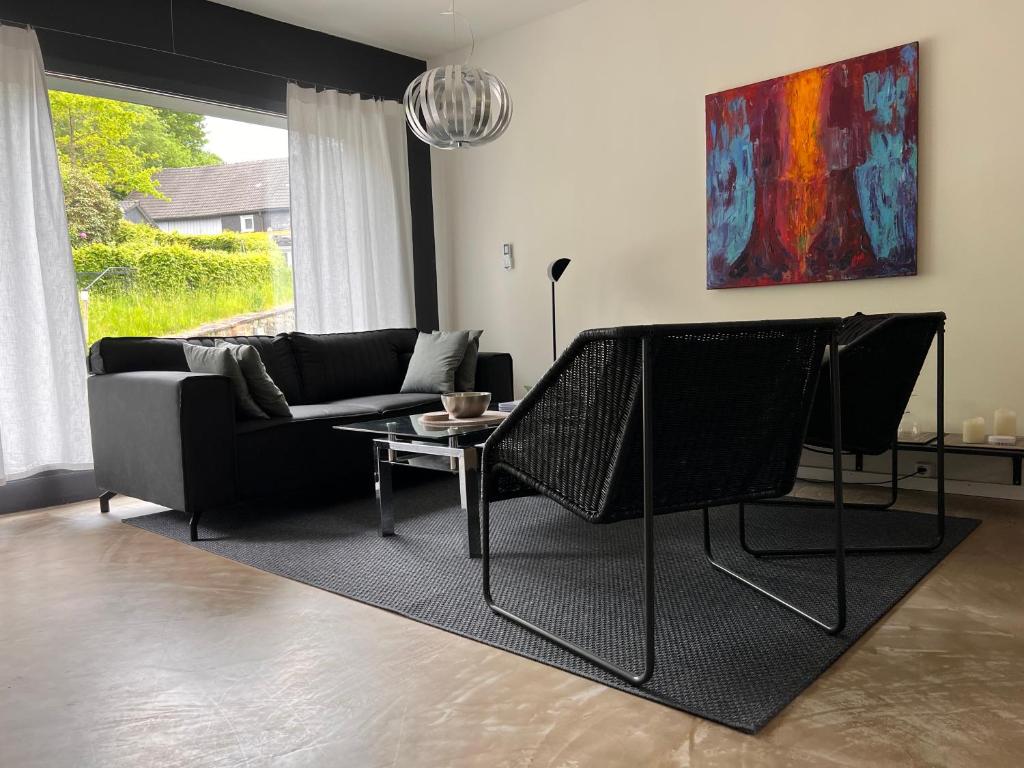 salon z kanapą i stołem w obiekcie Gästehaus Sille in Morsbach - Holpe w mieście Morsbach